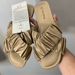 The Drop Women's Brianna Ruched Cross Strap Flat Sandal Open Toe Size 8